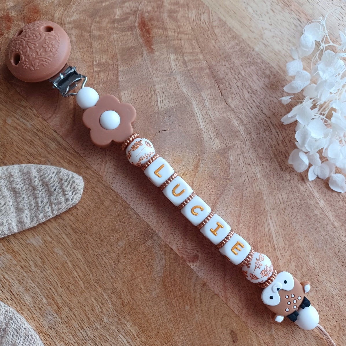 Attache tétine en silicone pour les bébés et enfants. Attache sucette avec clip en silicone et acier inoxydable, perles rondes imprimés. Prénom personnalisable, fantaisie bichette qui rappelle les animaux de la forêt. Idée cadeau de naissance pour jeunes mamans.