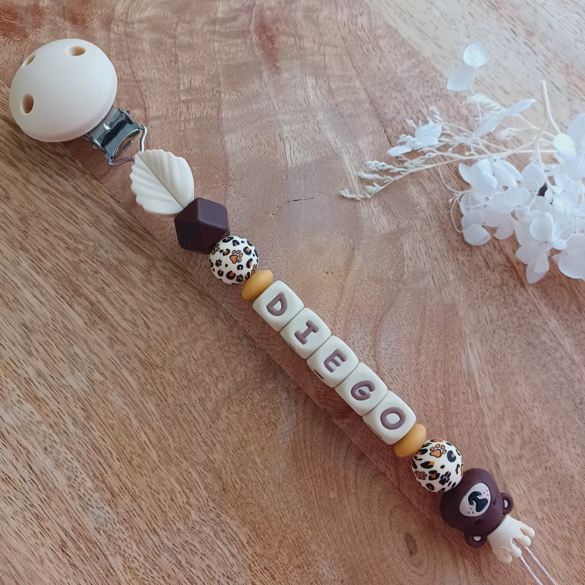 attache tetine personnalisable en silicone alimentaire, superbe cadeau naissance. Thème ours brun, feuille fôret beige, crème.