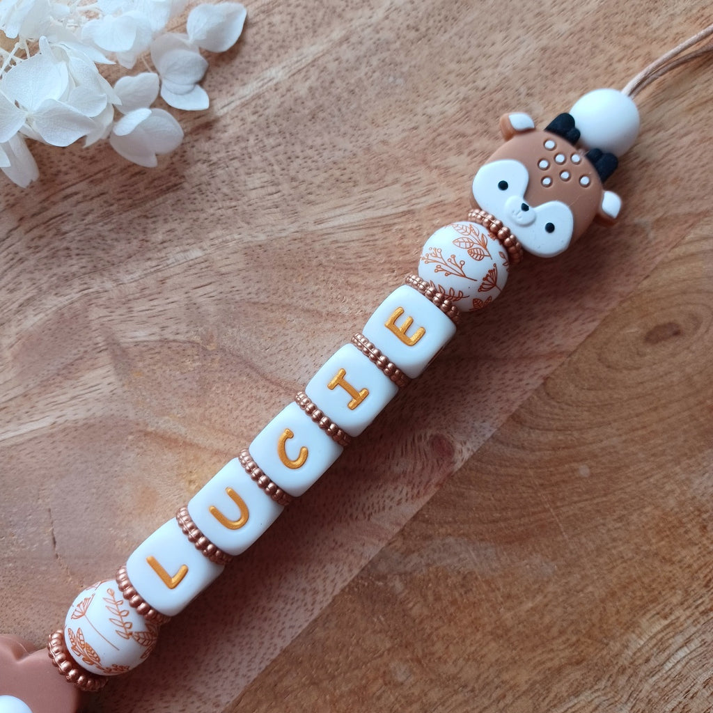 Attache tétine en silicone pour les bébés et enfants. Attache sucette avec clip en silicone et acier inoxydable, perles rondes imprimés. Prénom personnalisable, fantaisie bichette qui rappelle les animaux de la forêt. Idée cadeau de naissance pour jeunes parents