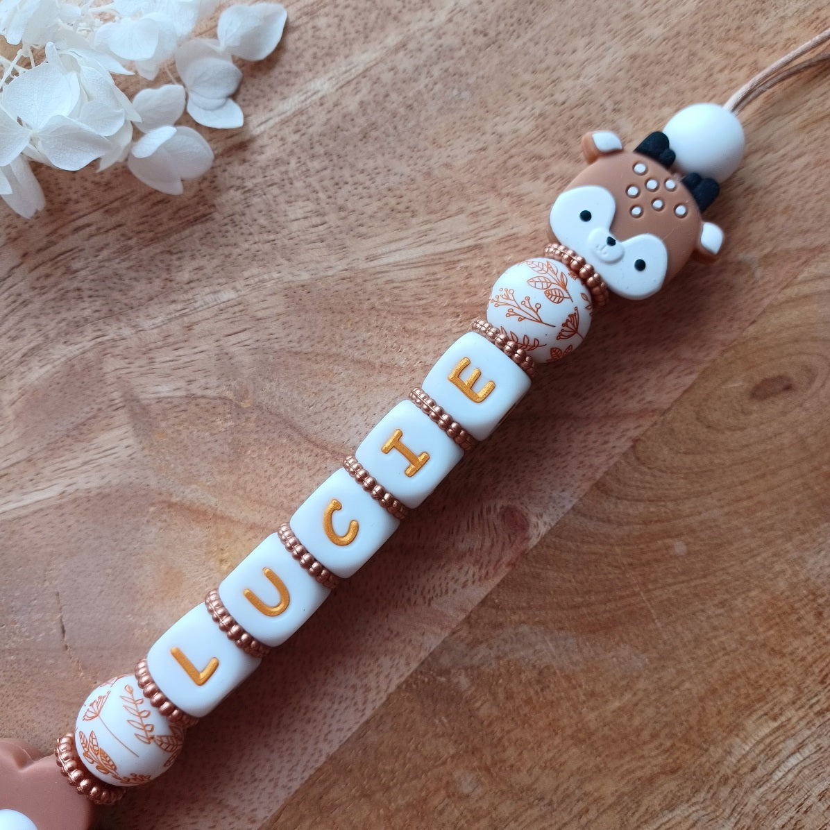 Attache tétine en silicone pour les bébés et enfants. Attache sucette avec clip en silicone et acier inoxydable, perles rondes imprimés. Prénom personnalisable, fantaisie bichette qui rappelle les animaux de la forêt. Idée cadeau de naissance pour jeunes parents