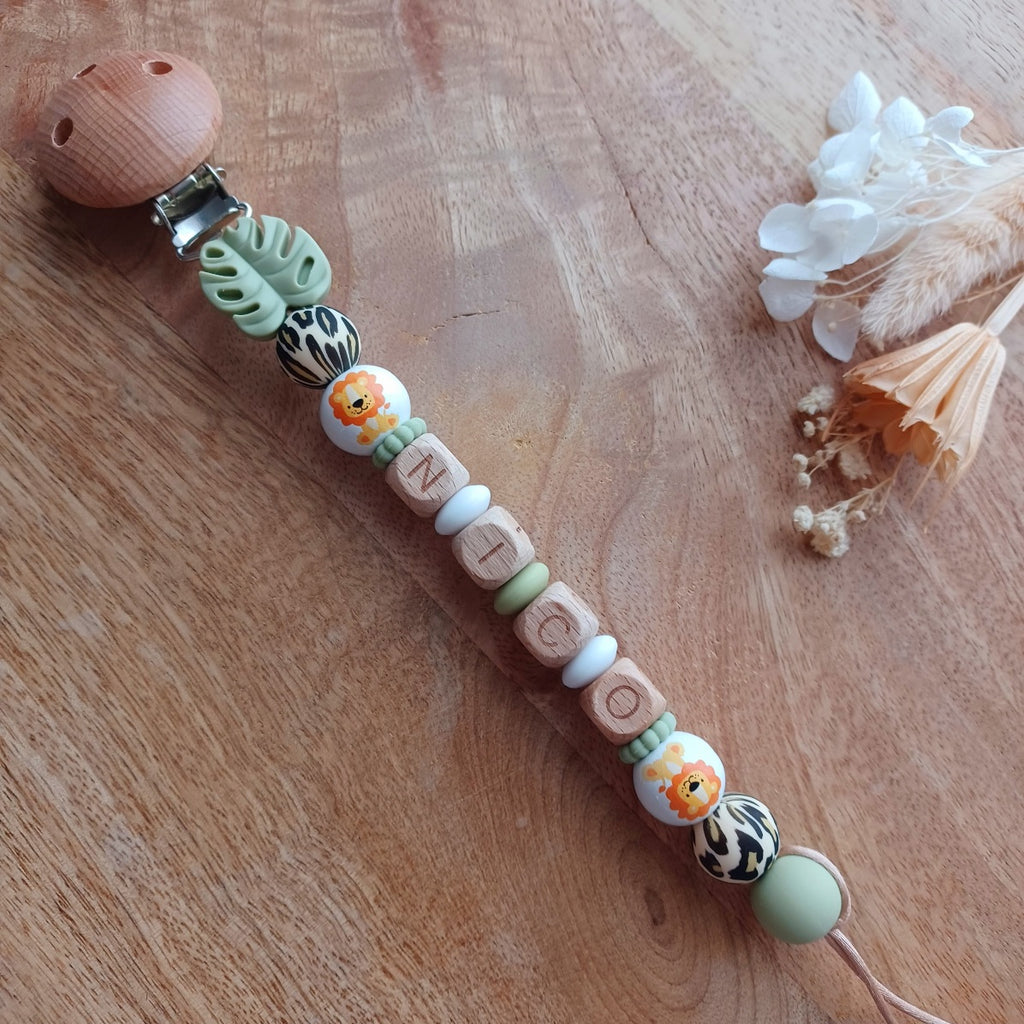 attache sucette en silicone alimentaire sans BPA, couleurs vert imprimé léopard, lion, clip bois et acier inoxydable, personnalisable, cadeau naissance