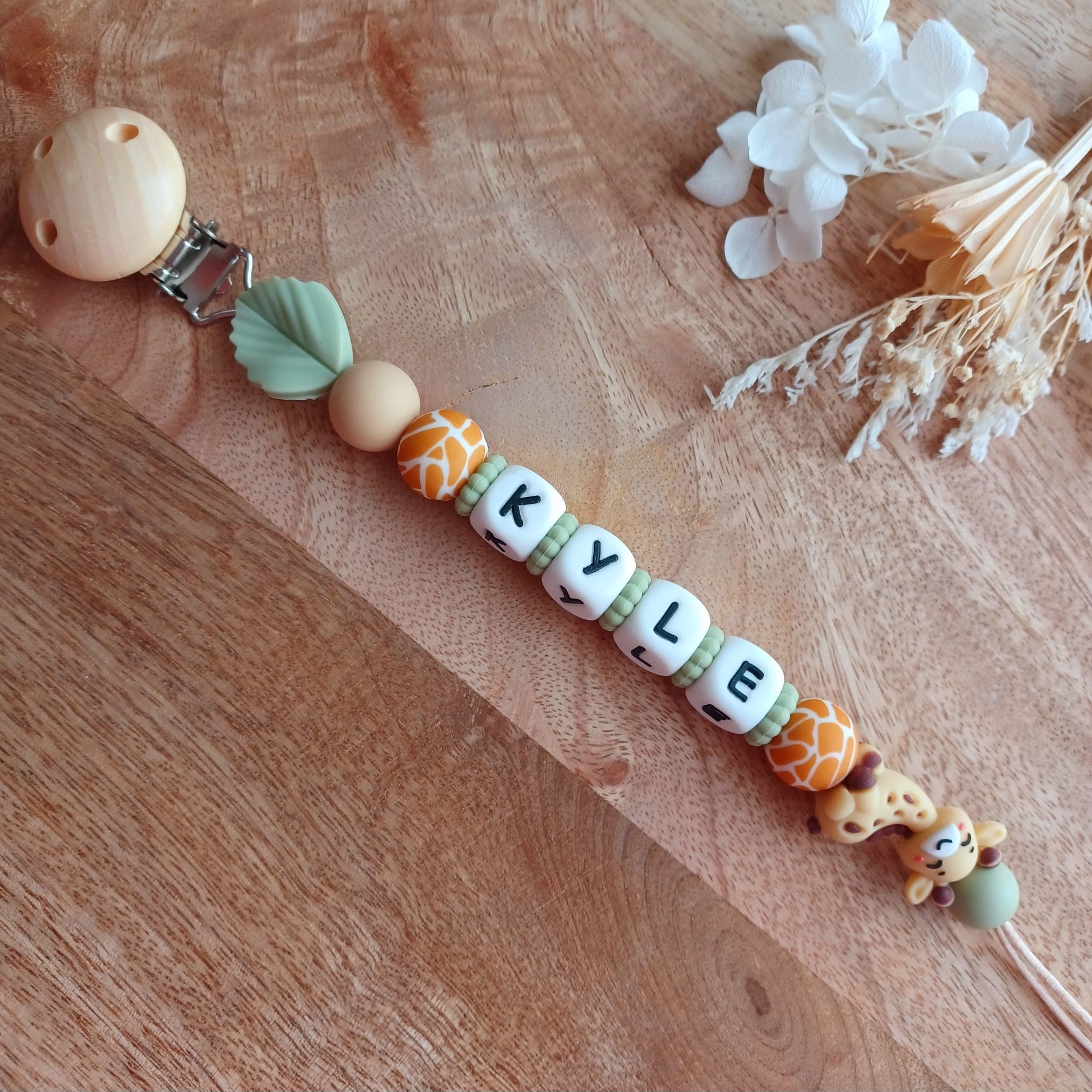 Attache tétine en silicone alimentaire sans BPA, aux normes. Clip en bois et acier inoxydable, perles en silicone, prénom personnalisable, girafe, lion, dinosaure, feuille, safari