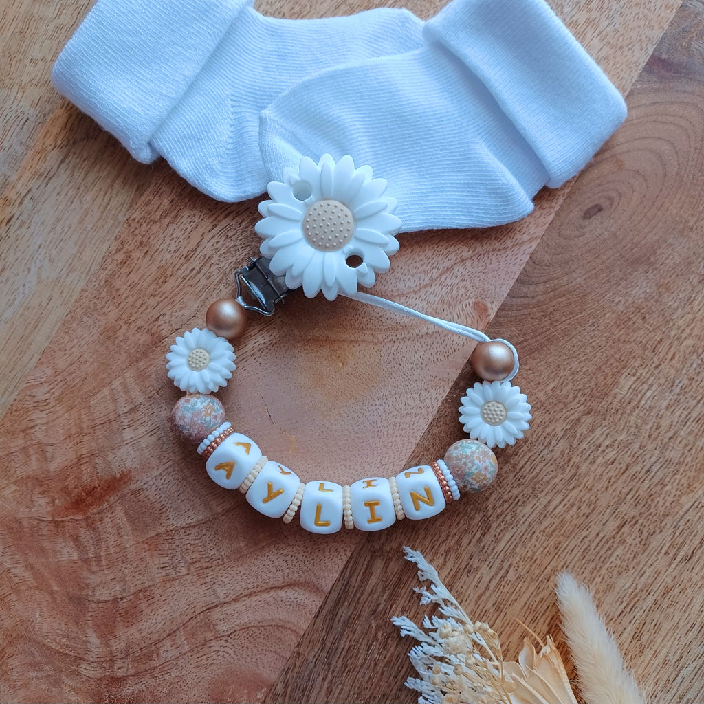 Attache tétine en silicone alimentaire sans BPA.  Clip silicone et acier inoxydable, fleur Marguerite, personnalisation et creation. Cadeau de naissance, bebe, nouveau ne