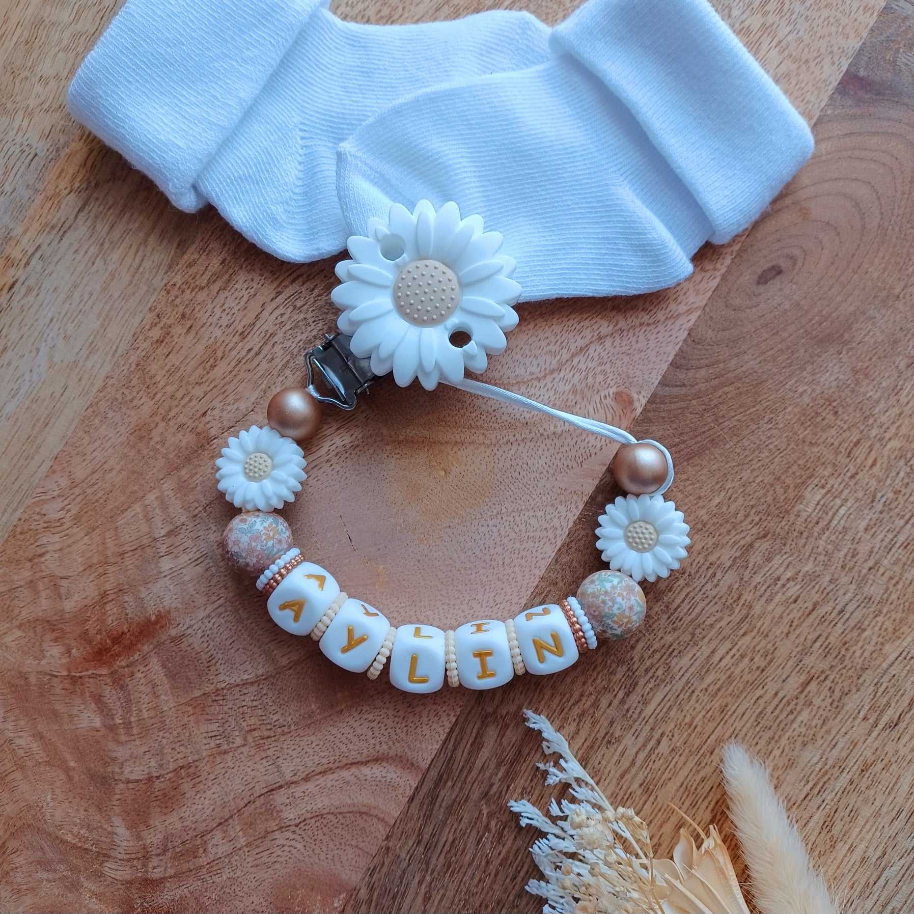 Attache tétine en silicone alimentaire sans BPA.  Clip silicone et acier inoxydable, fleur Marguerite, personnalisation et creation. Cadeau de naissance, bebe, nouveau ne