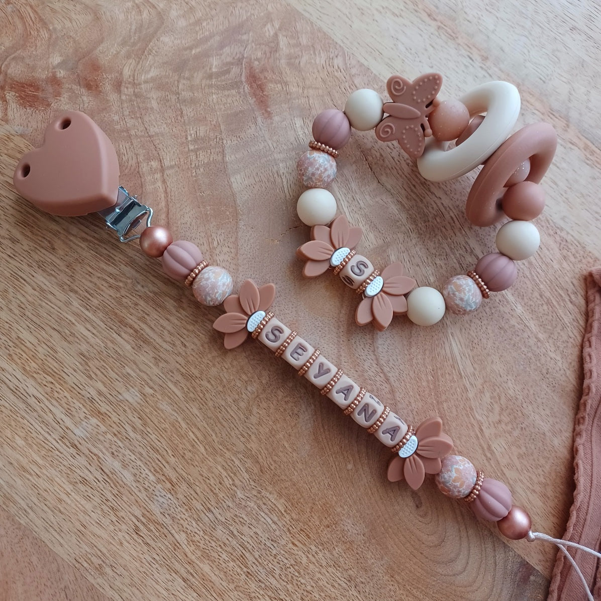 Attache tétine silicone, couleur choco beige crème. Seyana