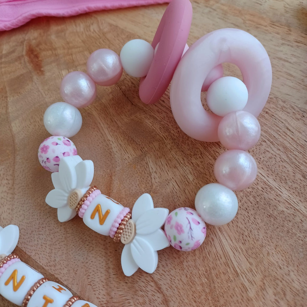 Attache tétine en silicone, pratique et sécurisée, idéale pour maintenir la tétine du bébé propre et à portée de main. Parfait comme cadeau de naissance.