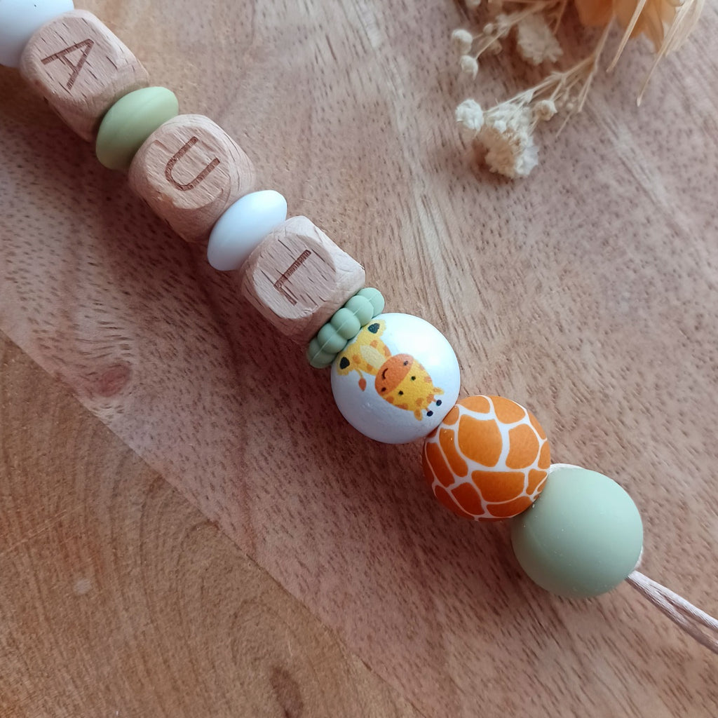 attache sucette personnalisable aux couleurs kaki, orange, bois, theme girafe