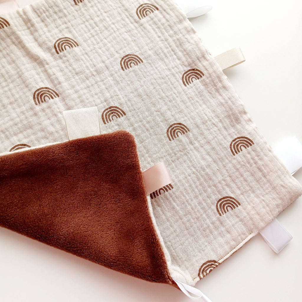 Doudou sensoriel etiquettes, fait main en gaze de coton pour bébés, enfants et adultes. 