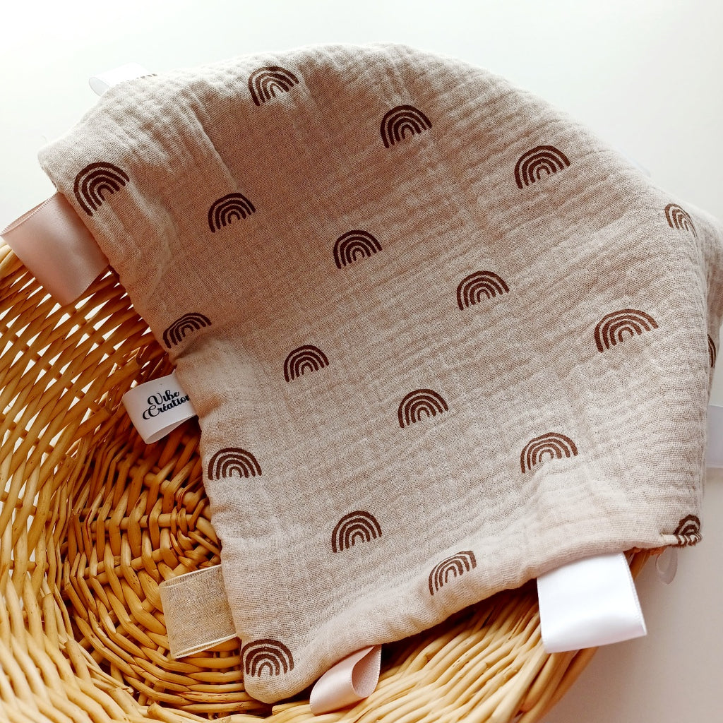 Doudou sensoriel etiquettes, fait main en gaze de coton pour bébés, enfants et adultes. 
