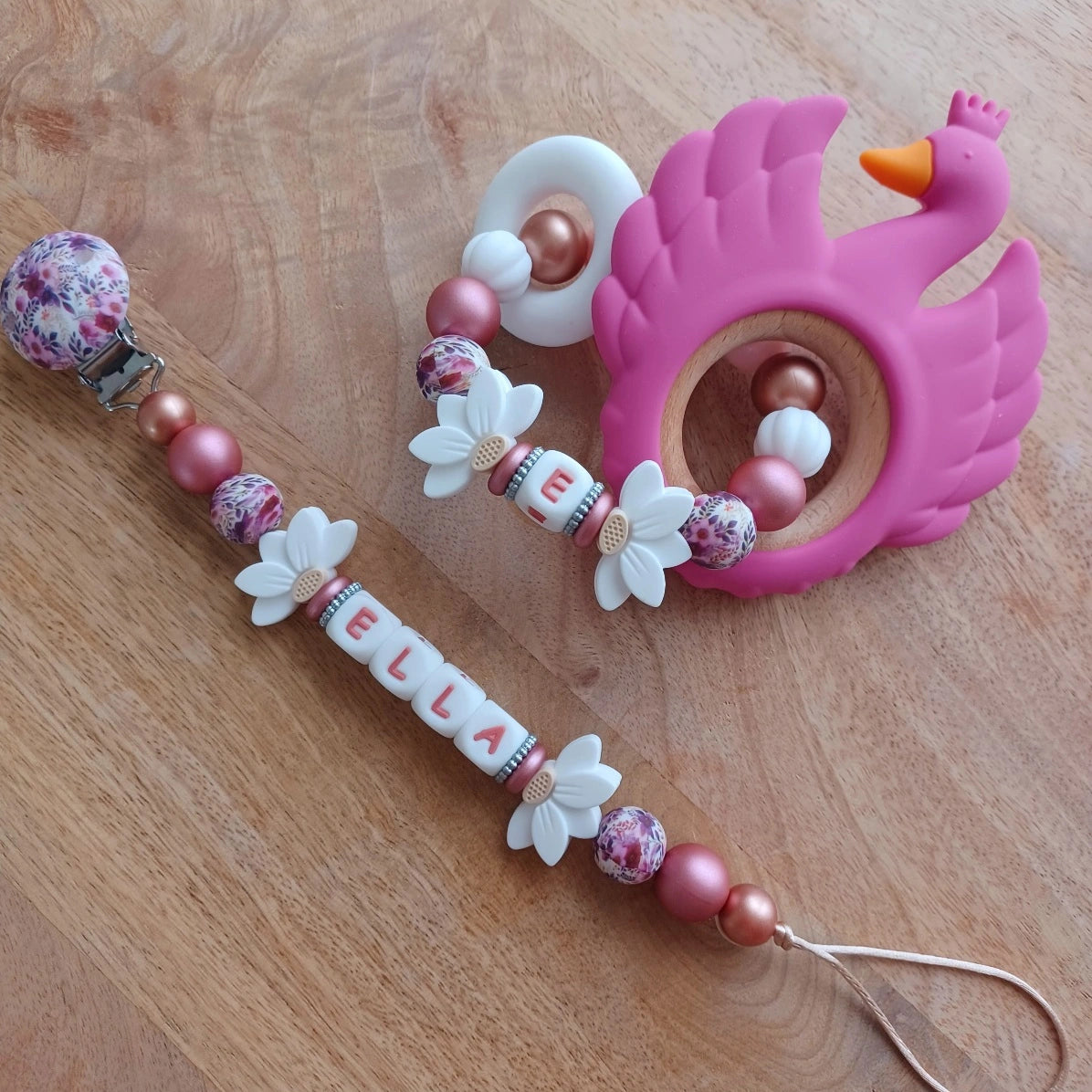 Ensemble cadeau naissance attache tetine et anneau de dentition perles fleuries, rose, rose magenta, blanc