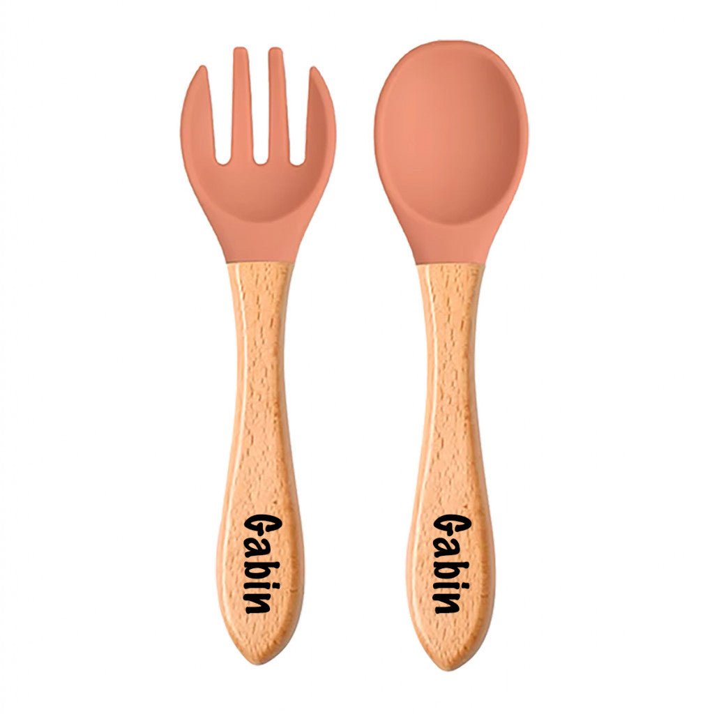 Ensemble de couverts, fourchette et cuillère en silicone alimentaire et bois. Personnalisables avec le prénom du bébé. Parfait pour l'apprentissage des enfants en bas âge