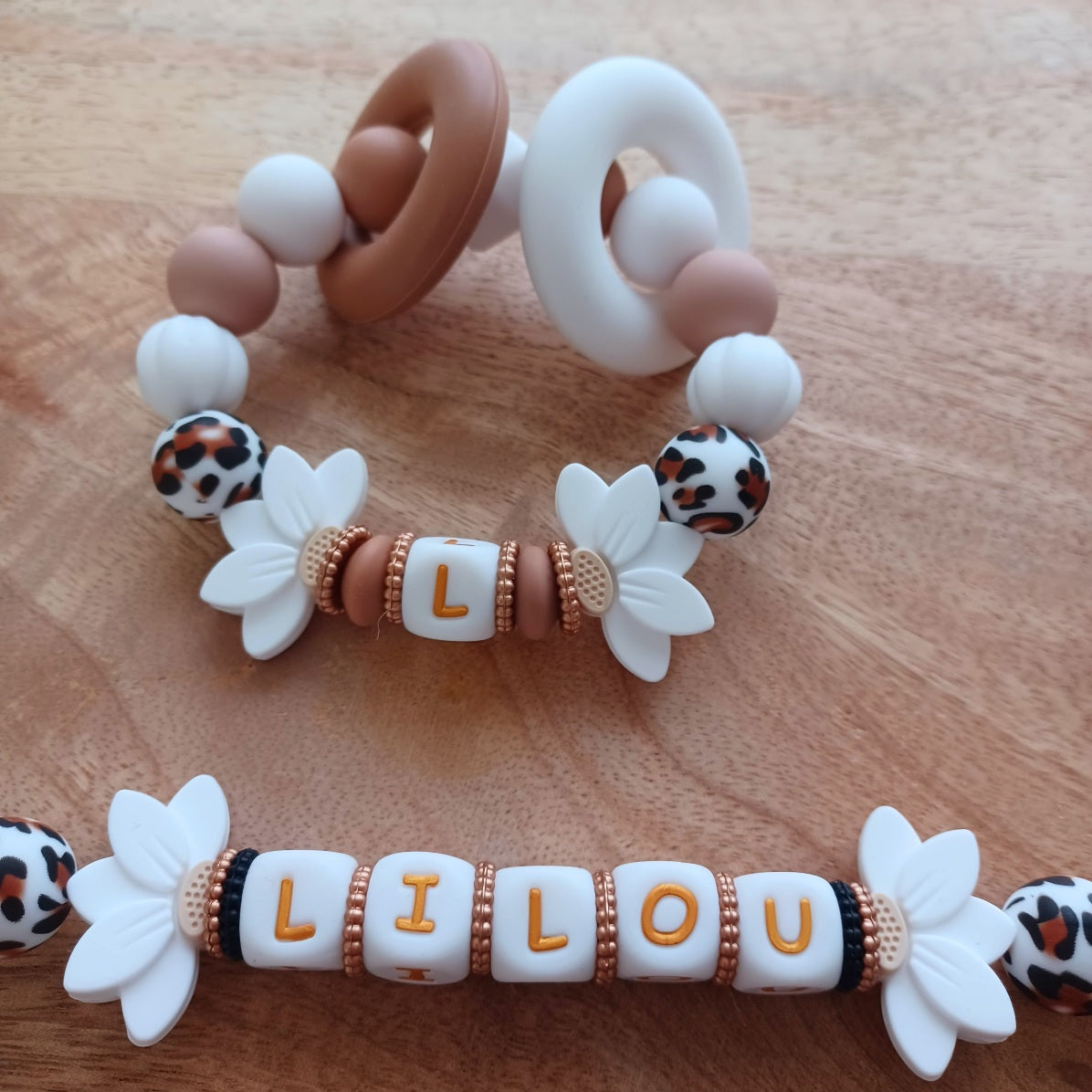 Attache tétine personnalisée et anneau de dentition en silicone alimentaire sans BPA. Personnalisation des prénoms. Perles silicone blanche, marron et léopard. Clip coeur en silicone et acier inoxydable.
