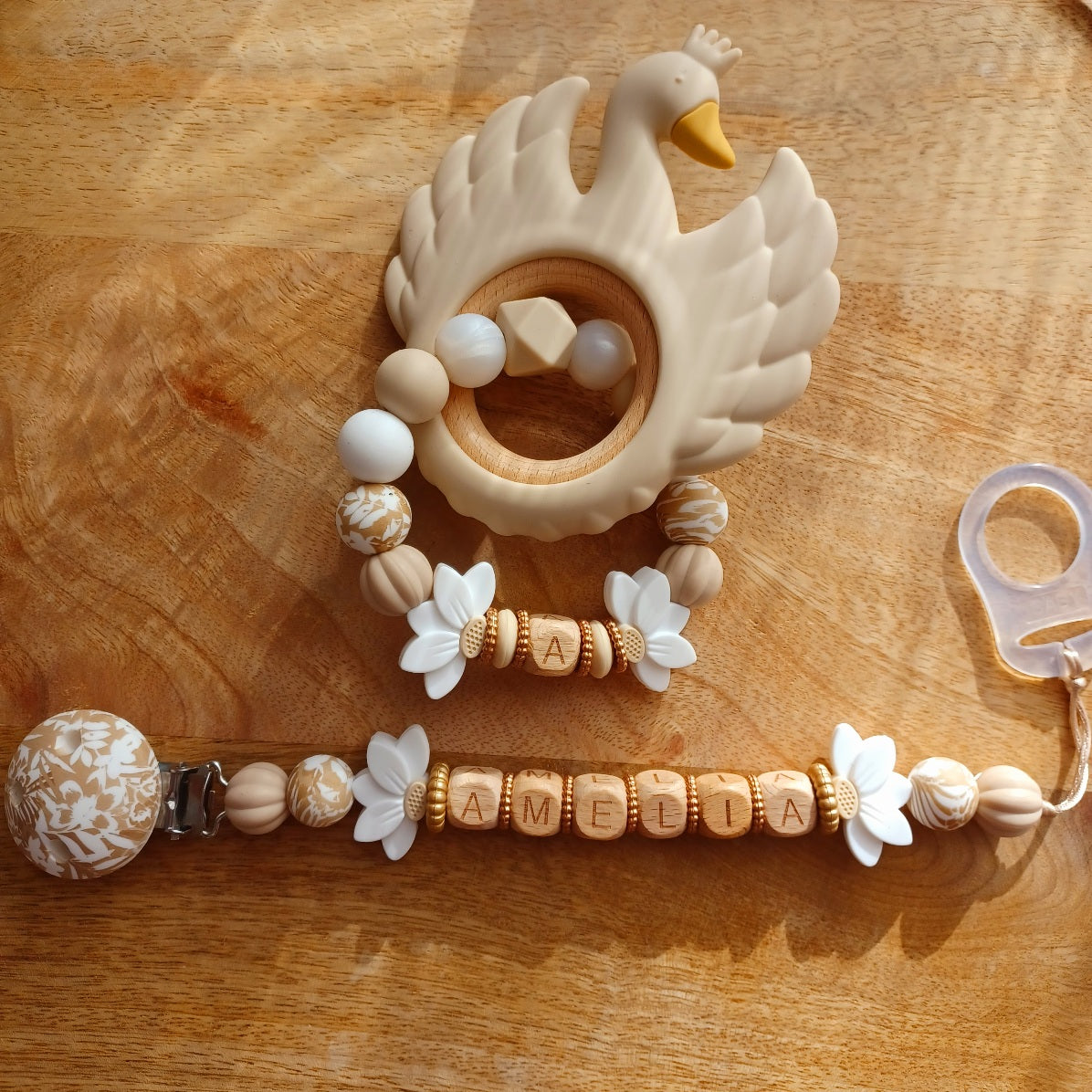 Attache tétine personnalisable, perles en silicone alimentaire sans BPA, perle en bois , clip en rond en silicone et acier inoxydable. Demi fleurs de lotus en silicone. Perles silicone grossesse, maternité.