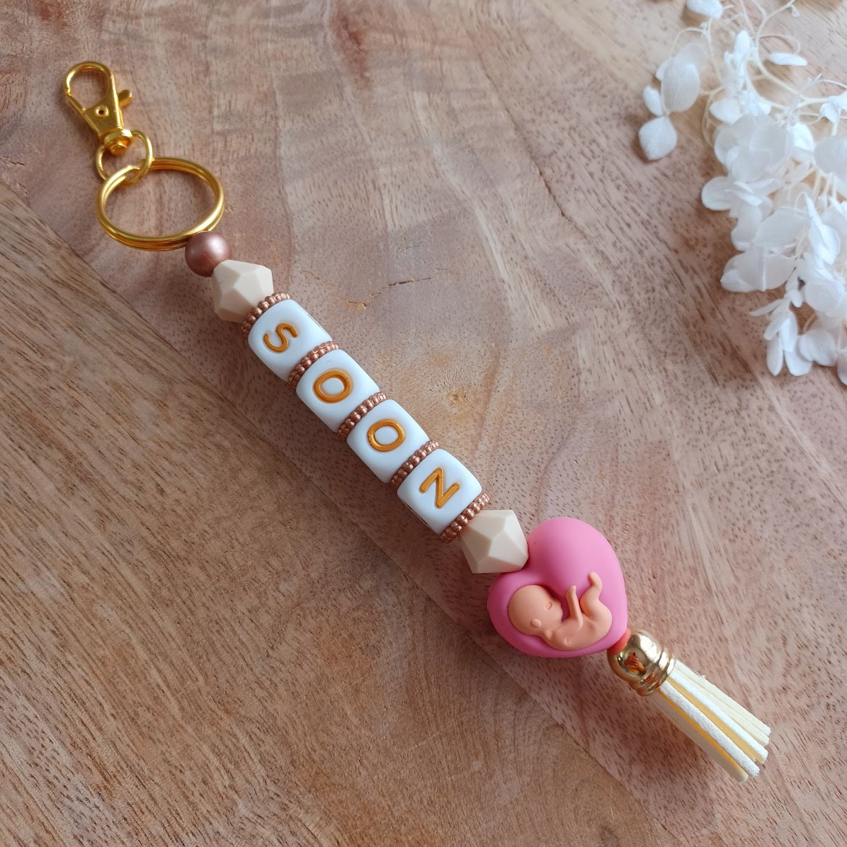Porte cls personnalisable, annoncement de grossesse: mami, papi, tonton, tata, marraine. Perles en silicone , tassel aux couleurs tendance.
