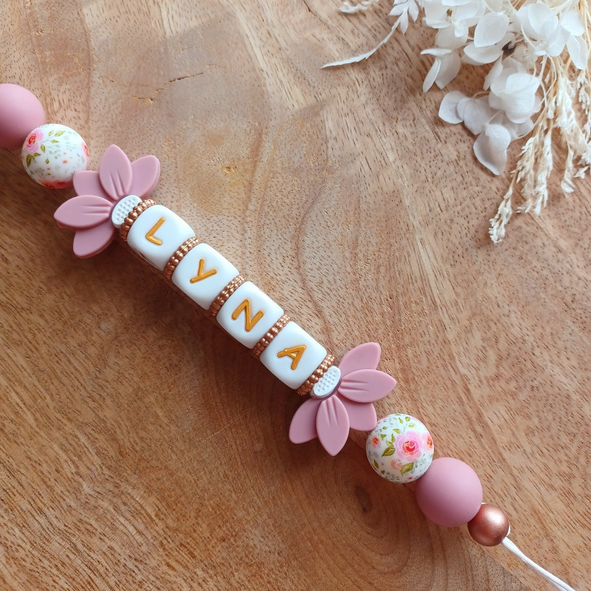 Attache tétine personnalisée avec prénom – Silicone sans BPA, douce et sécurisée . Lyna Papillon