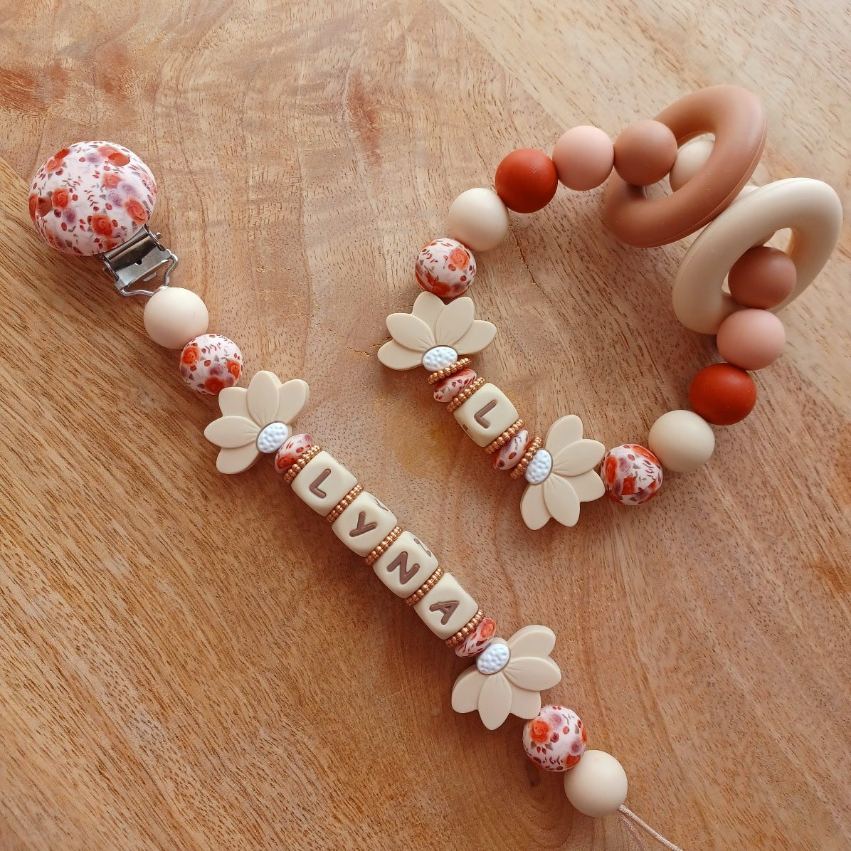 Attache tétine personnalisée avec prénom – Silicone sans BPA, douce et sécurisée . Lyna