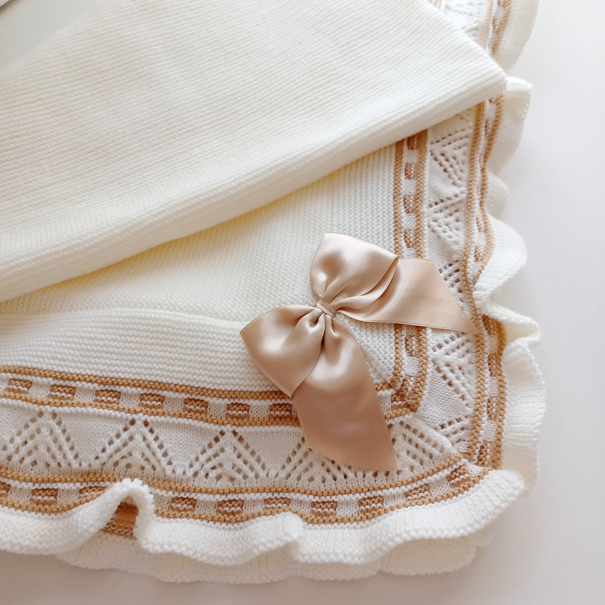 Couverture bébé tricot coton, personnalisable. Modèle Inès, Couleur Ivoire-Camel