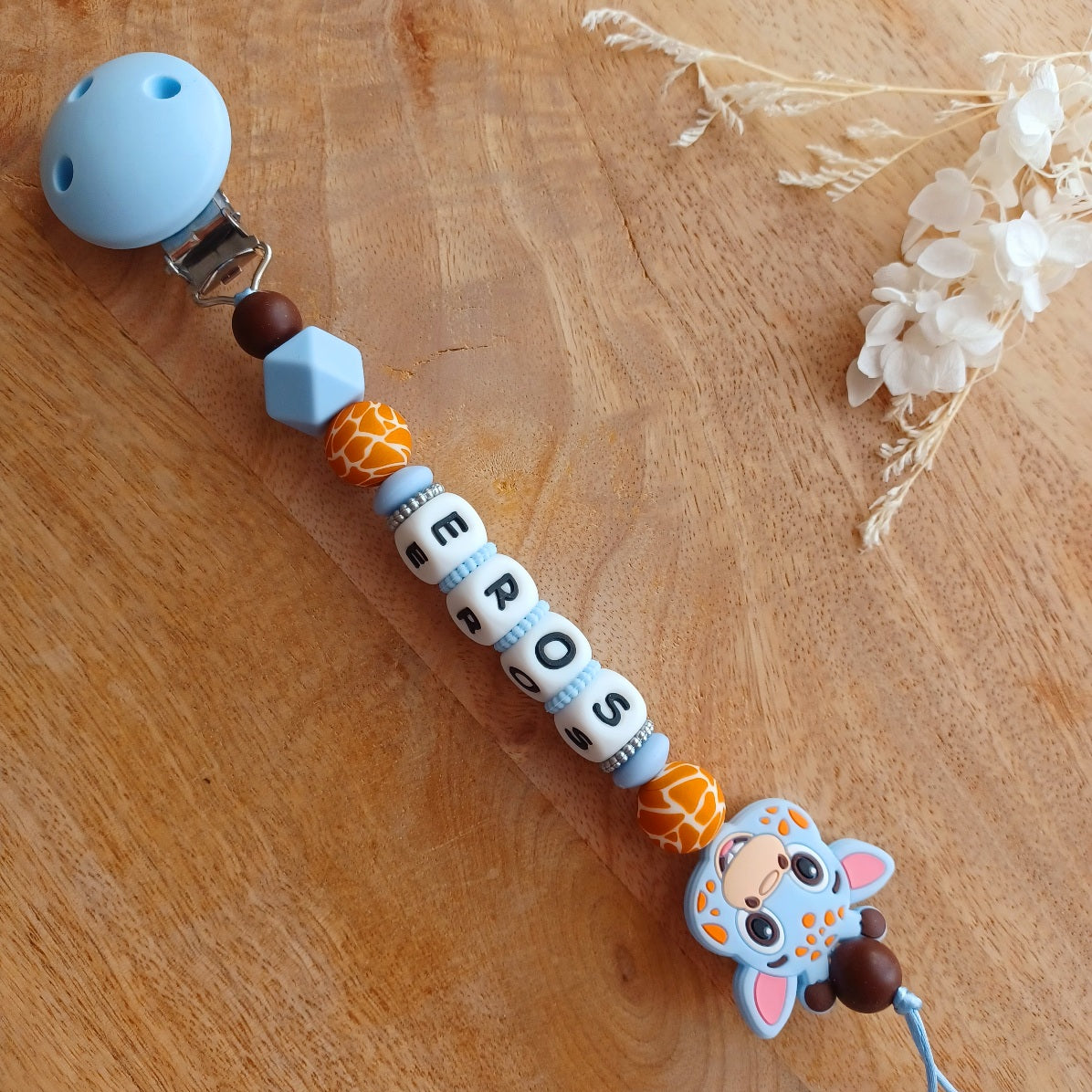 Attache Tétine Personnalisé Girafe Safari – Attache Sucette avec Prénom – Silicone Alimentaire Sans BPA – Cadeau Naissance Bébé Unique. Eros