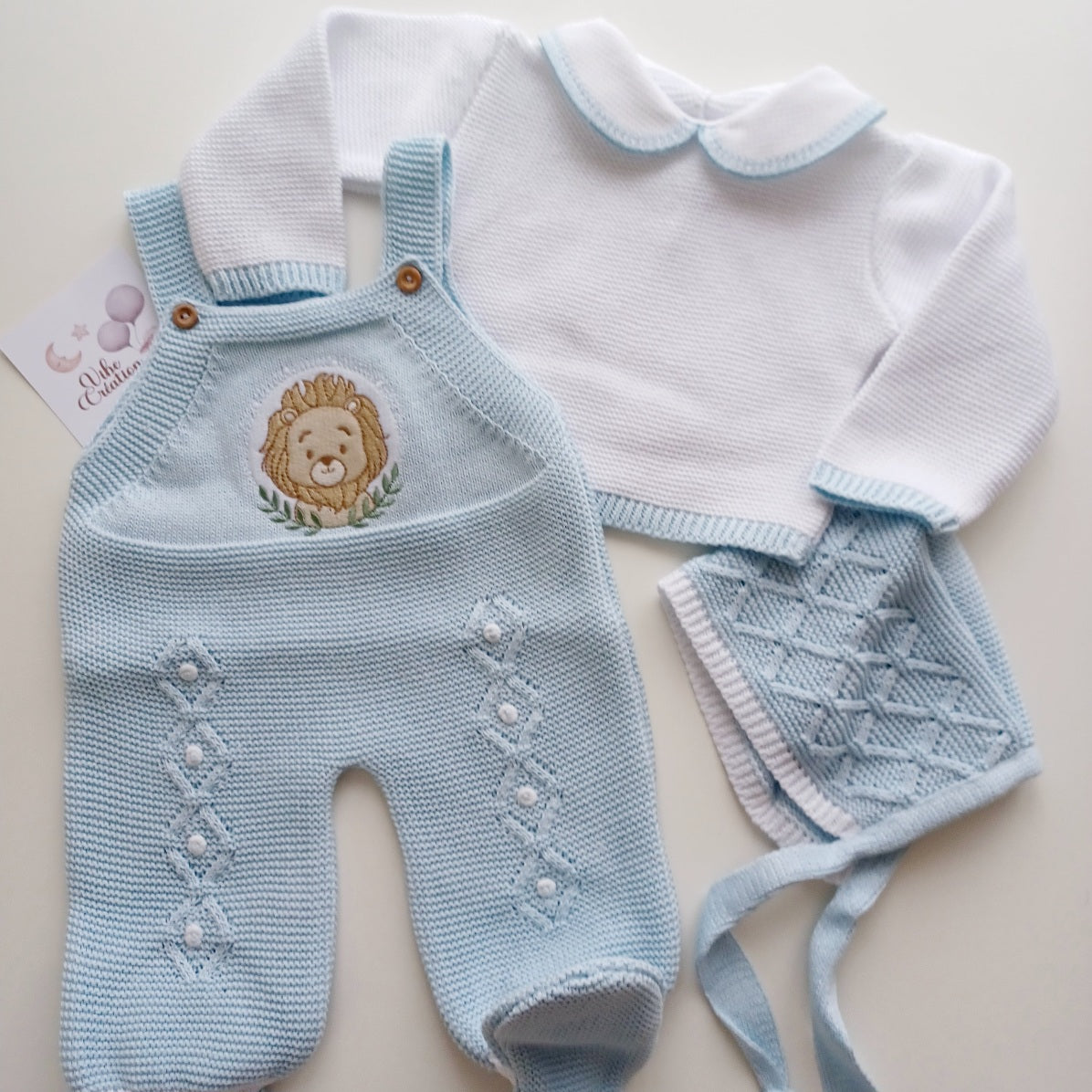Ensemble Personnalisable salopette longue, pull et bonnet en maille pour bébé. Modèle Léo, Lion Bleu bébé