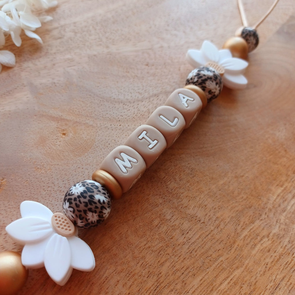 Attache Tétine Personnalisée Bébé – Fleur de Lotus et Perles Imprimés Félines | Cadeau Naissance. Mila