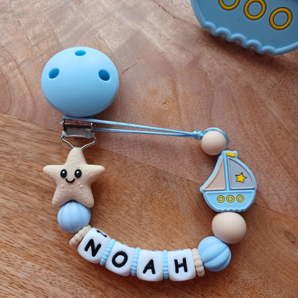 Attache Tétine et Anneau de Dentition Personnalisés Bateau Bleu – Silicone Alimentaire Bébé | Cadeau de Naissance Garçon. Noah