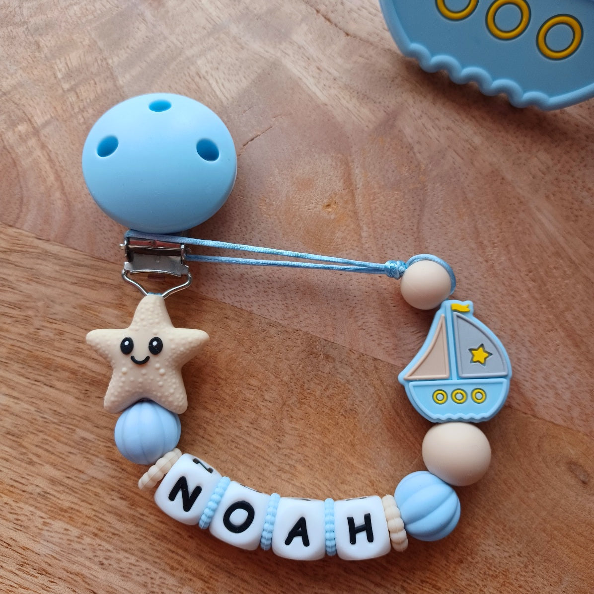 Attache Tétine et Anneau de Dentition Personnalisés Bateau Bleu – Silicone Alimentaire Bébé | Cadeau de Naissance Garçon. Noah