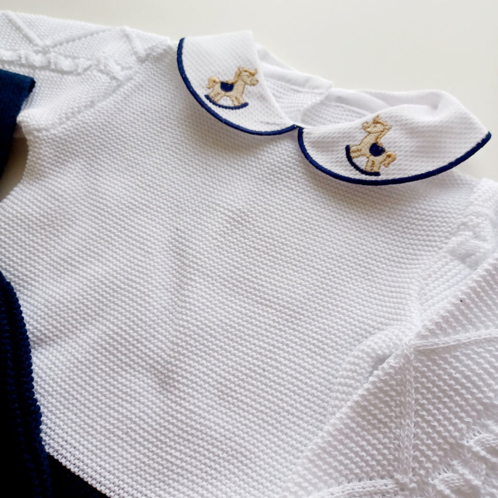 Ensemble Personnalisable salopette longue, pull et bonnet en maille pour bébé. Noah, Cheval bleu marine