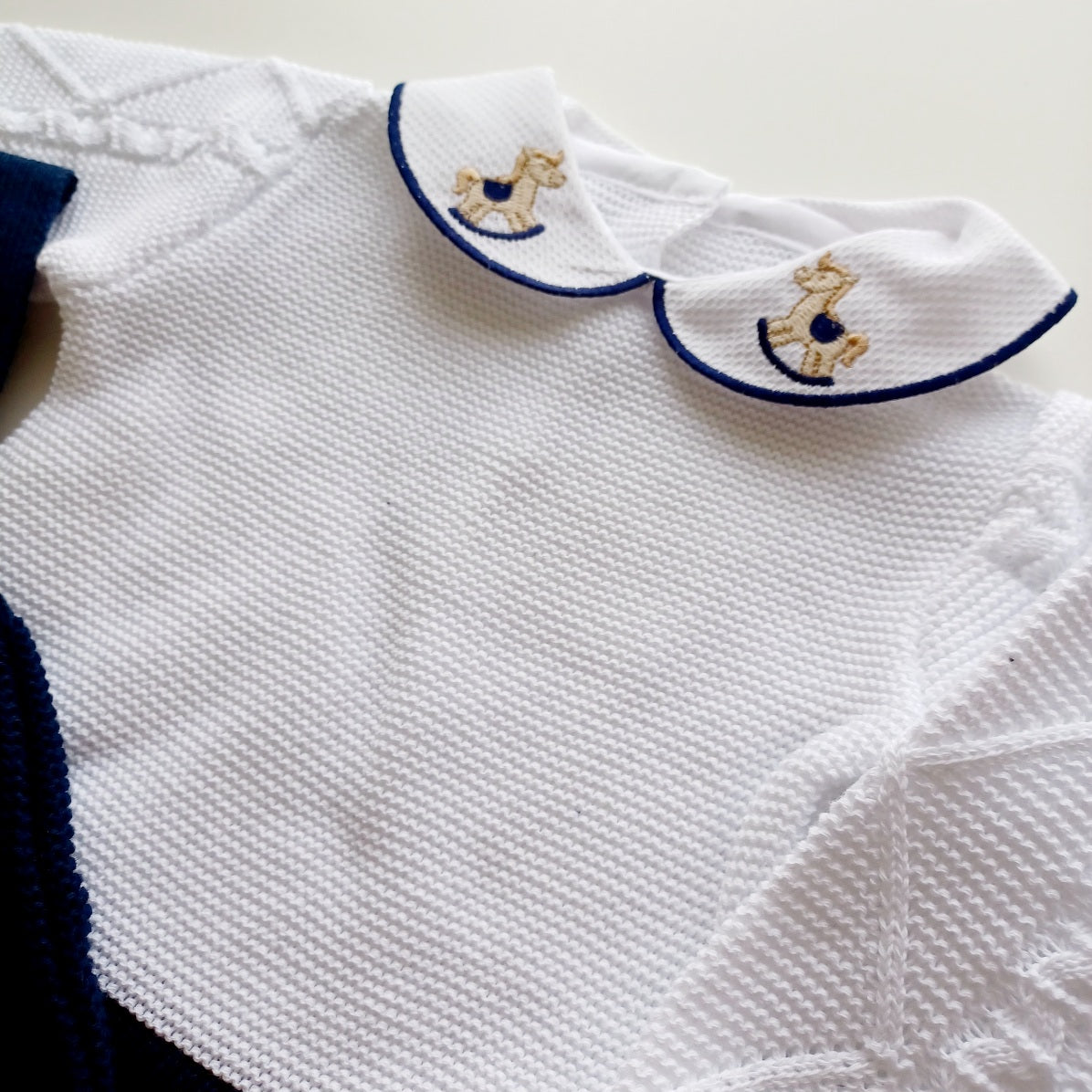 Ensemble Personnalisable salopette longue, pull et bonnet en maille pour bébé. Noah, Cheval bleu marine