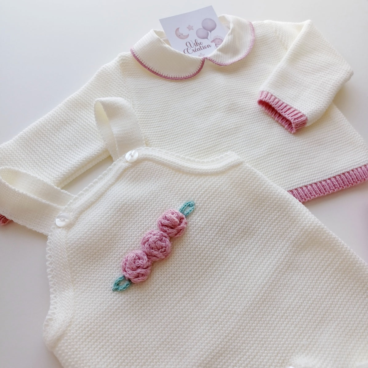 Ensemble Personnalisable salopette manches longues, pull et bonnet en maille pour bébé. Sarah Ivoire
