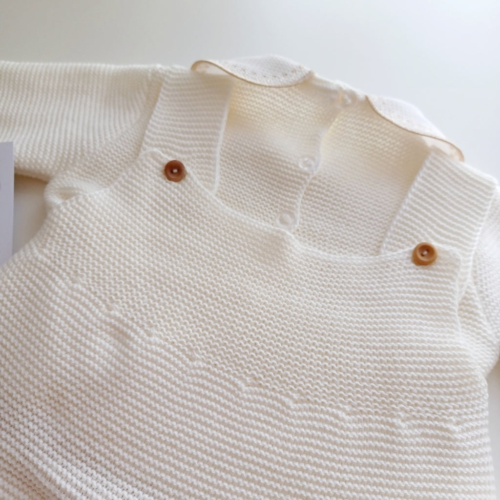 Ensemble Personnalisable salopette longue, pull et bonnet en maille pour bébé. Modèle Romy,  Ivoire- Camel