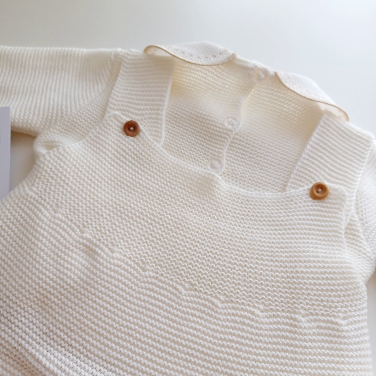 Ensemble Personnalisable salopette longue, pull et bonnet en maille pour bébé. Modèle Romy,  Ivoire- Camel