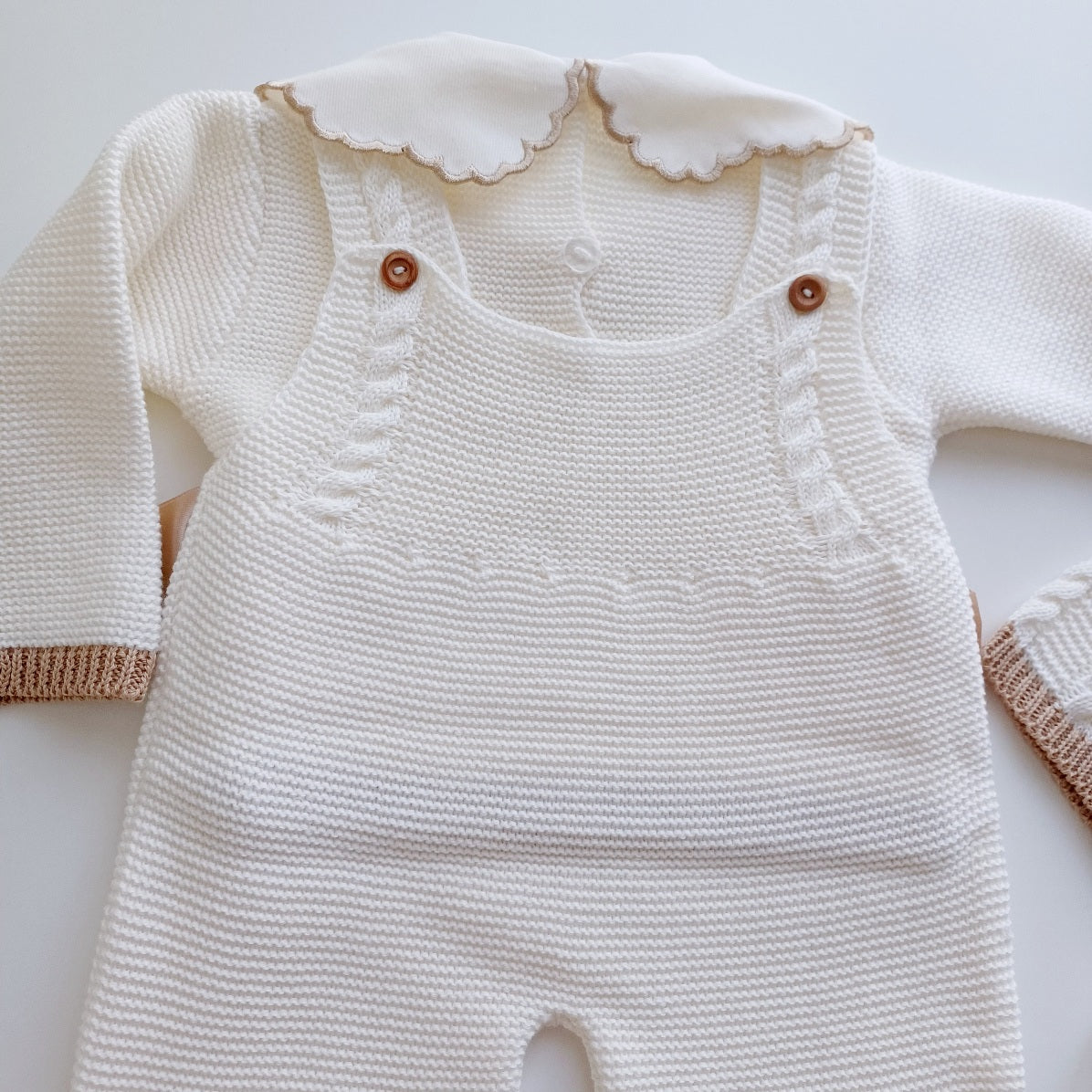 Ensemble Personnalisable salopette longue, pull et bonnet en maille pour bébé. Rose Ivoire-Camel