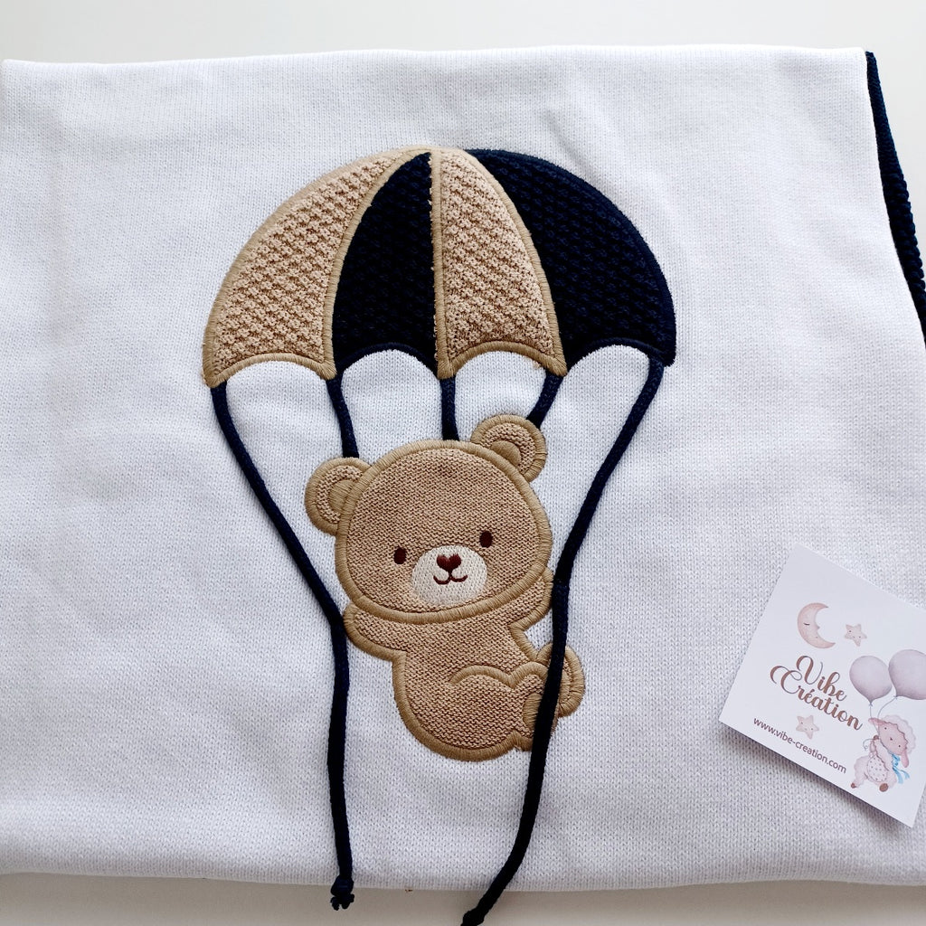 Couverture bébé tricot coton, personnalisable. Modèle Ryan, Blanc-bleu marine