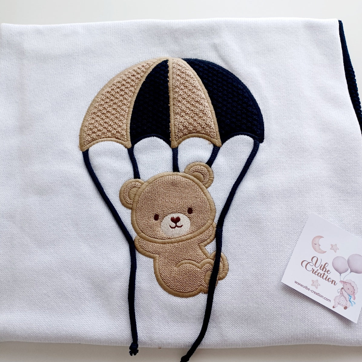 Couverture bébé tricot coton, personnalisable. Modèle Ryan, Blanc-bleu marine