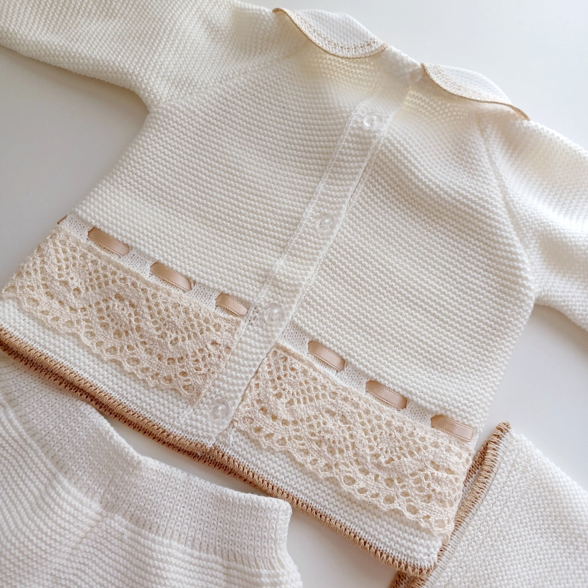 Ensemble Personnalisable pull manches longues, pantalon et bonnet en maille pour bébé. Ines Ivoire