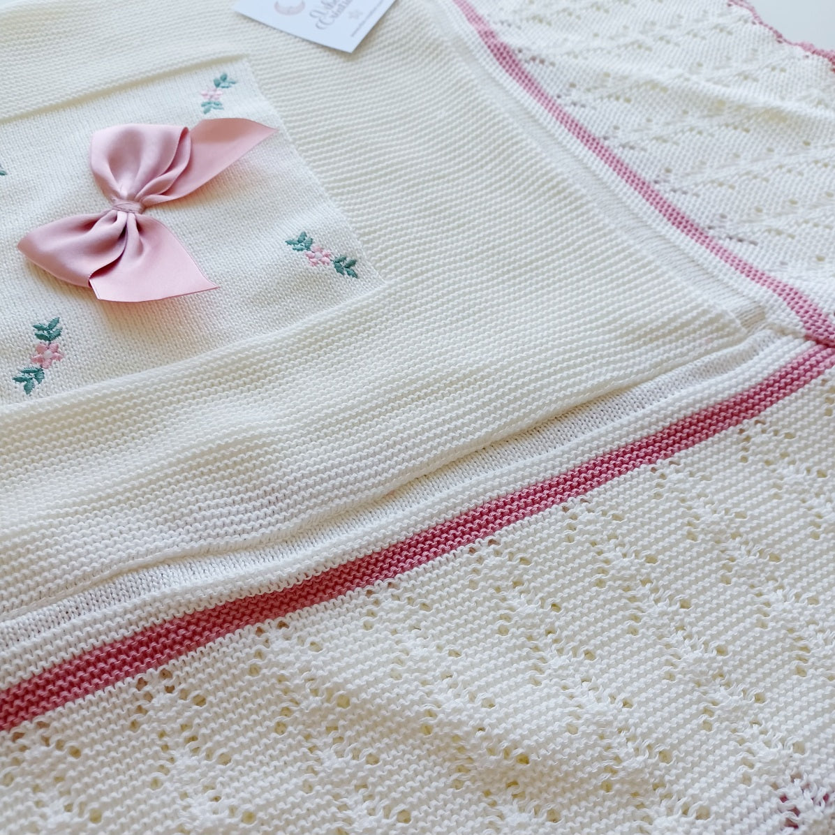 Couverture bébé tricot coton, personnalisable. Modèle Rose, Couleur Ivoire-Rose Poudré