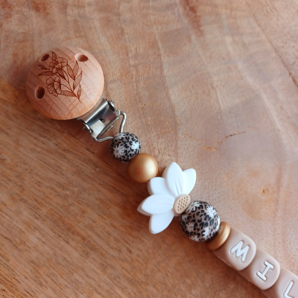 Attache Tétine Personnalisée Bébé – Fleur de Lotus et Perles Imprimés Félines | Cadeau Naissance. Mila