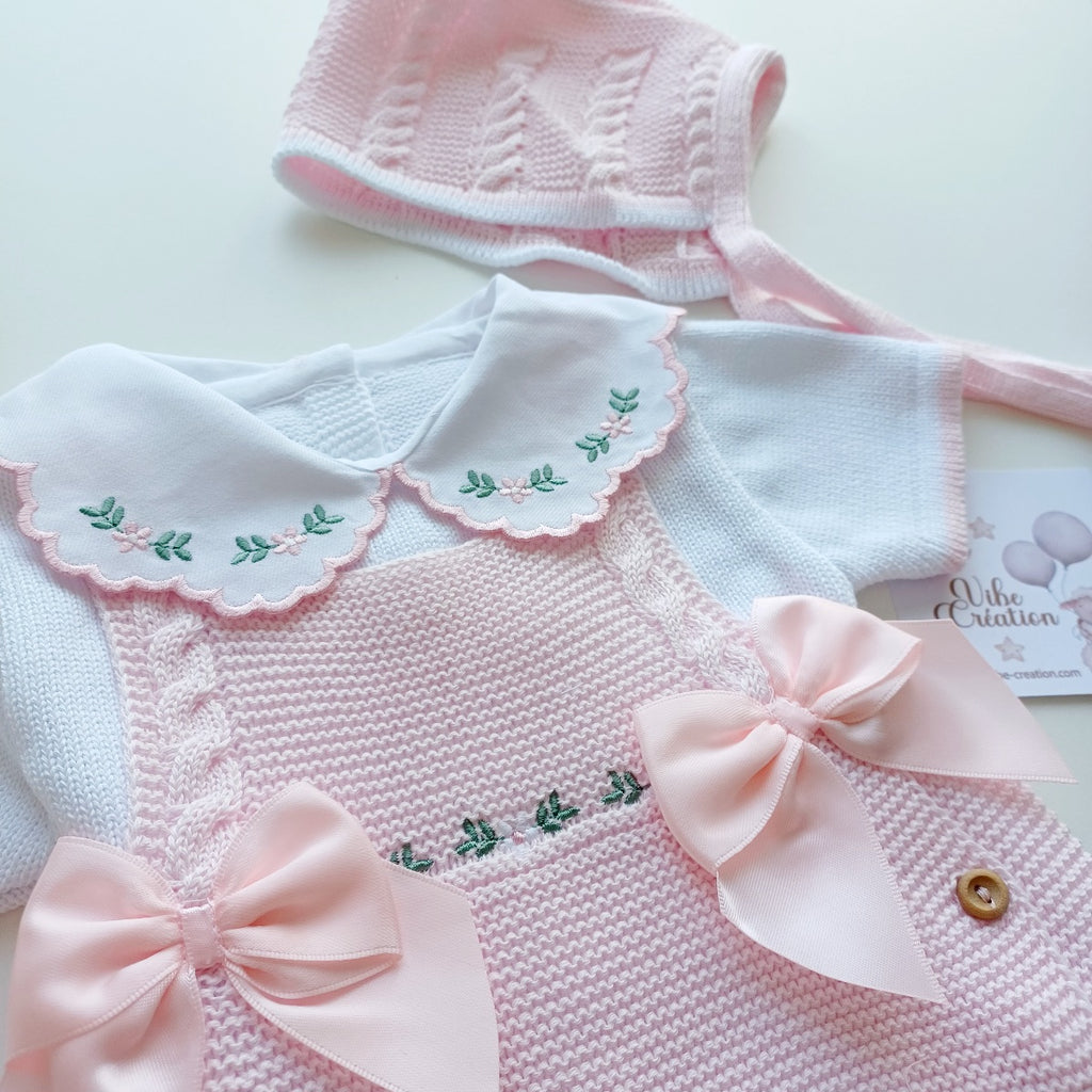 Ensemble Personnalisable salopette courte, pull et bonnet en maille pour bébé. Modèle Rose, Baby rose.