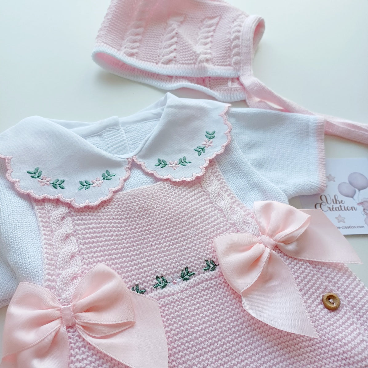 Ensemble Personnalisable salopette courte, pull et bonnet en maille pour bébé. Modèle Rose, Baby rose.
