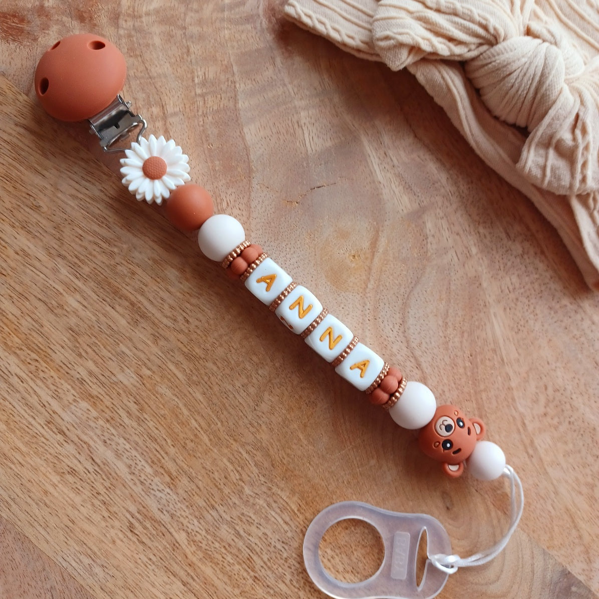 Attache-Tétine Personnalisée Prénom Bébé Terracota avec Ourson en Silicone. Anna