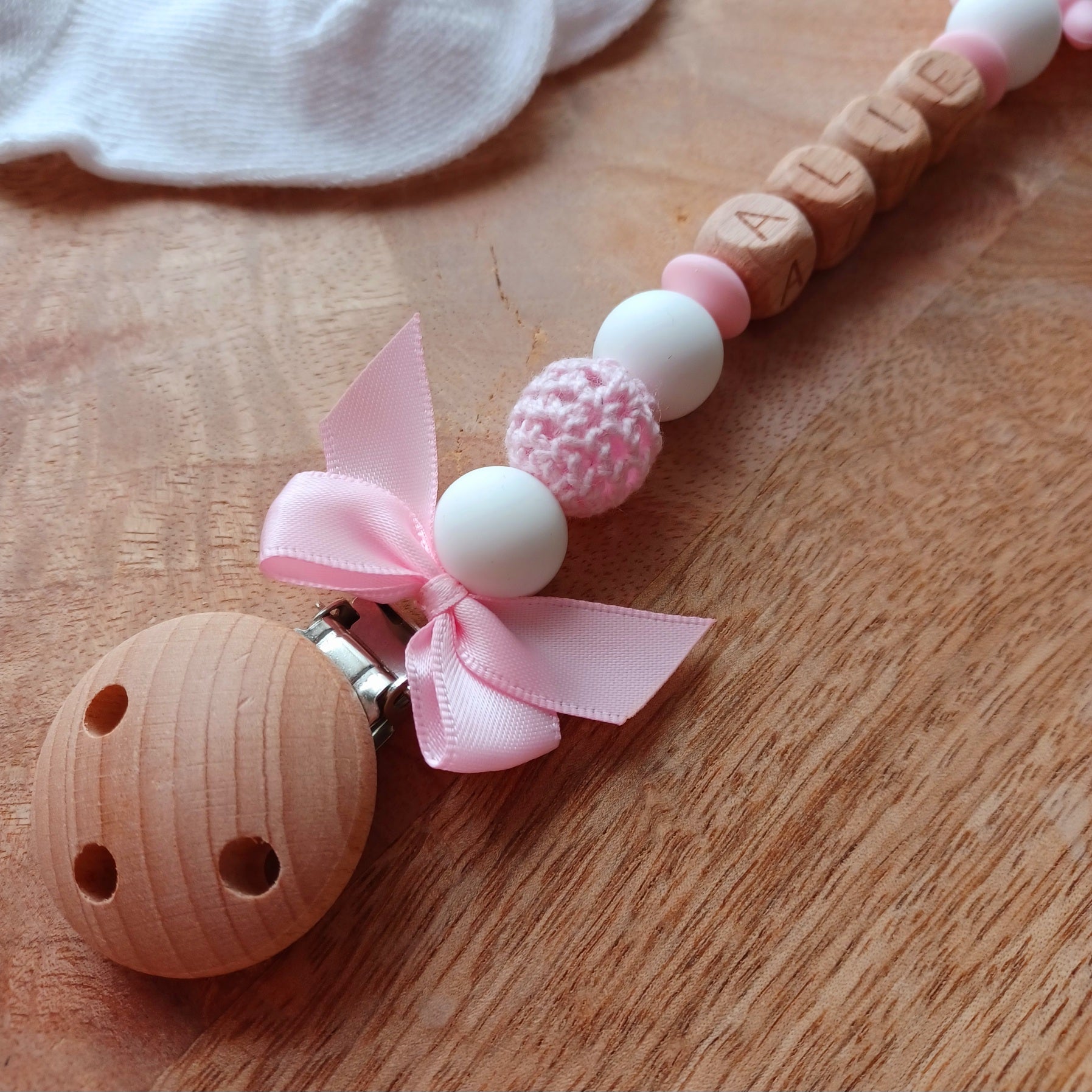 Attache tétine silicone perle tricotée, cadeau naissance, bois noeud satin.