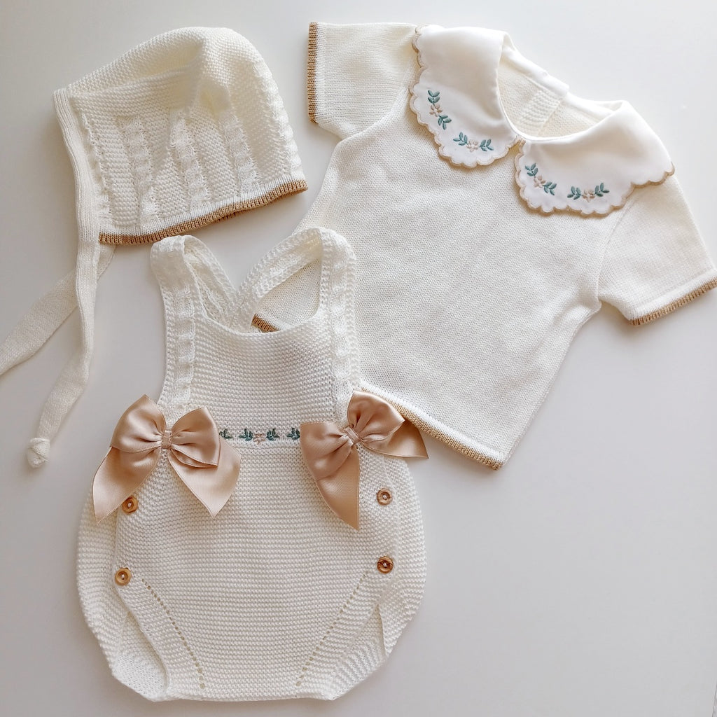 Ensemble Personnalisable salopette courte, pull et bonnet en maille pour bébé. Rose Ivoire-Camel