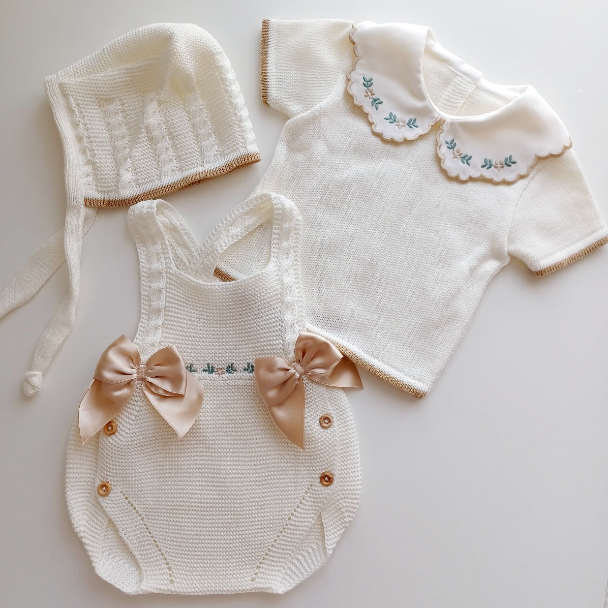 Ensemble Personnalisable salopette courte, pull et bonnet en maille pour bébé. Rose Ivoire-Camel