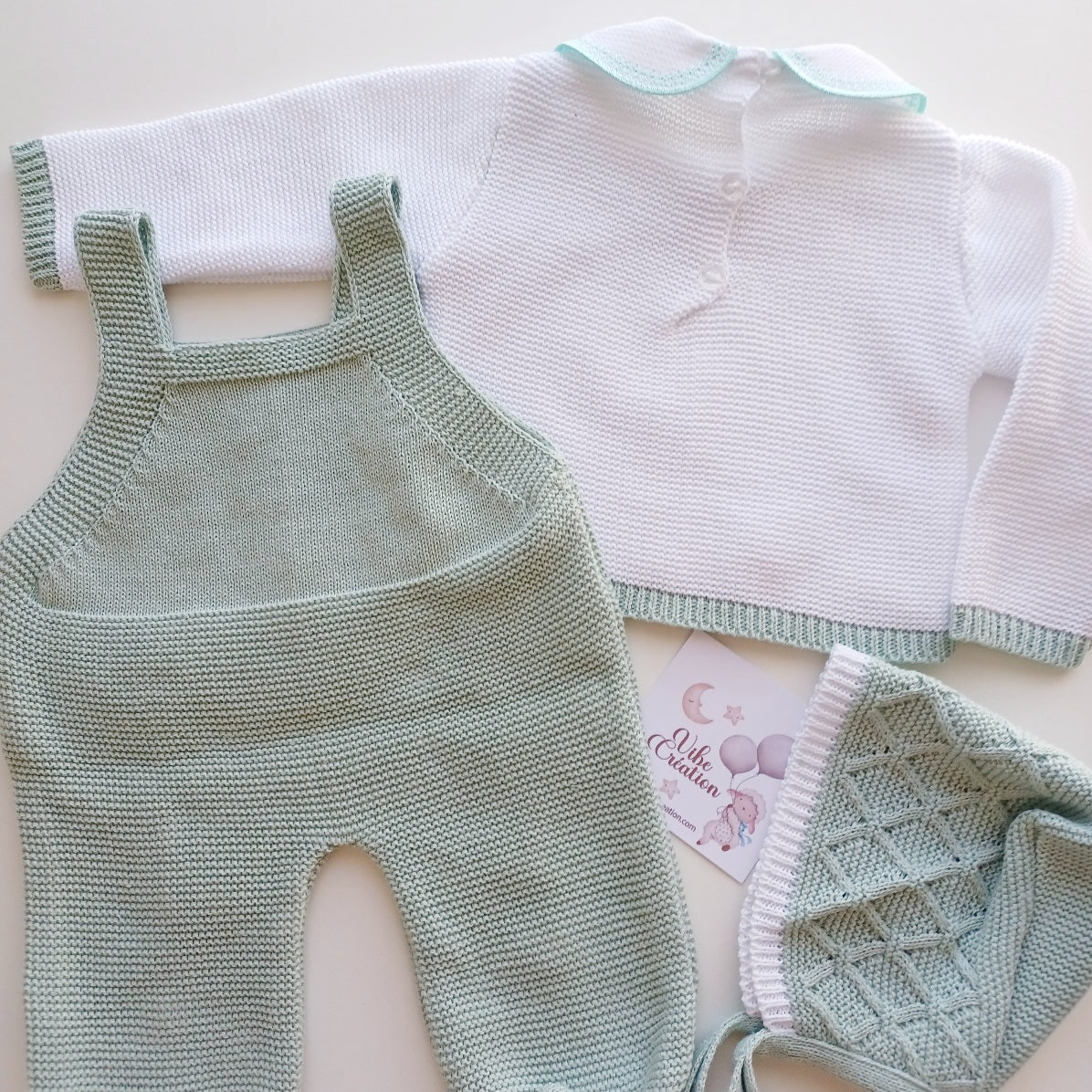 Ensemble Personnalisable salopette longue, pull et bonnet en maille pour bébé. Jules, Lapin Vert sage
