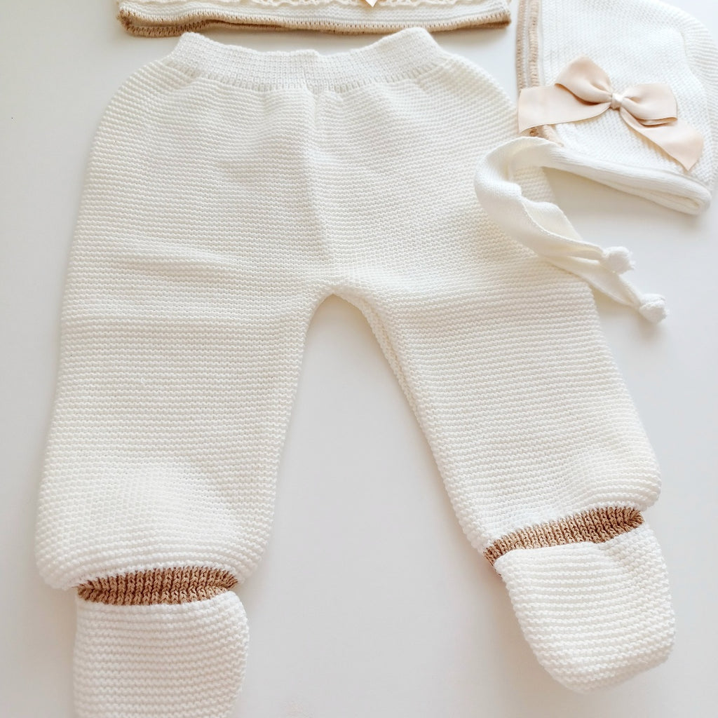 Ensemble Personnalisable pull manches longues, pantalon et bonnet en maille pour bébé. Ines Ivoire