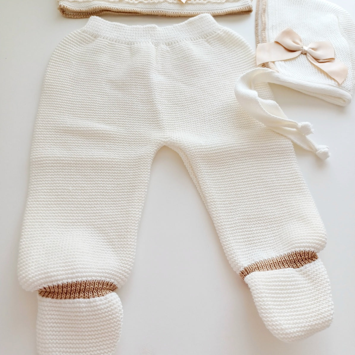 Ensemble Personnalisable pull manches longues, pantalon et bonnet en maille pour bébé. Ines Ivoire