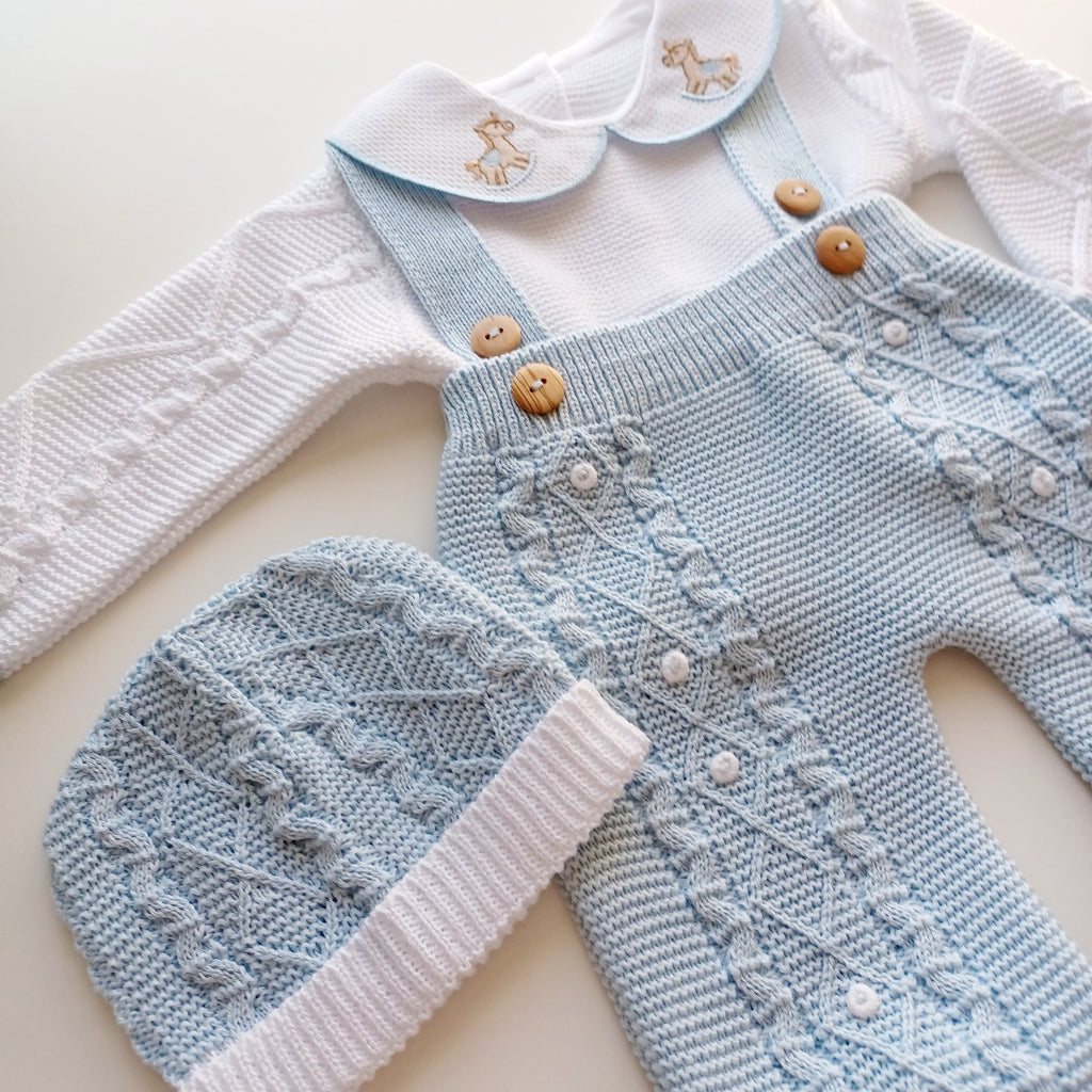 Ensemble Personnalisable salopette longue, pull et bonnet en maille pour bébé. Noah, Cheval bleu bébé