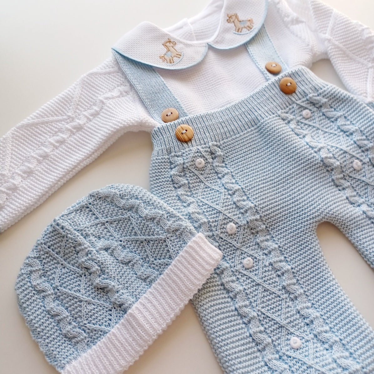 Ensemble Personnalisable salopette longue, pull et bonnet en maille pour bébé. Noah, Cheval bleu bébé