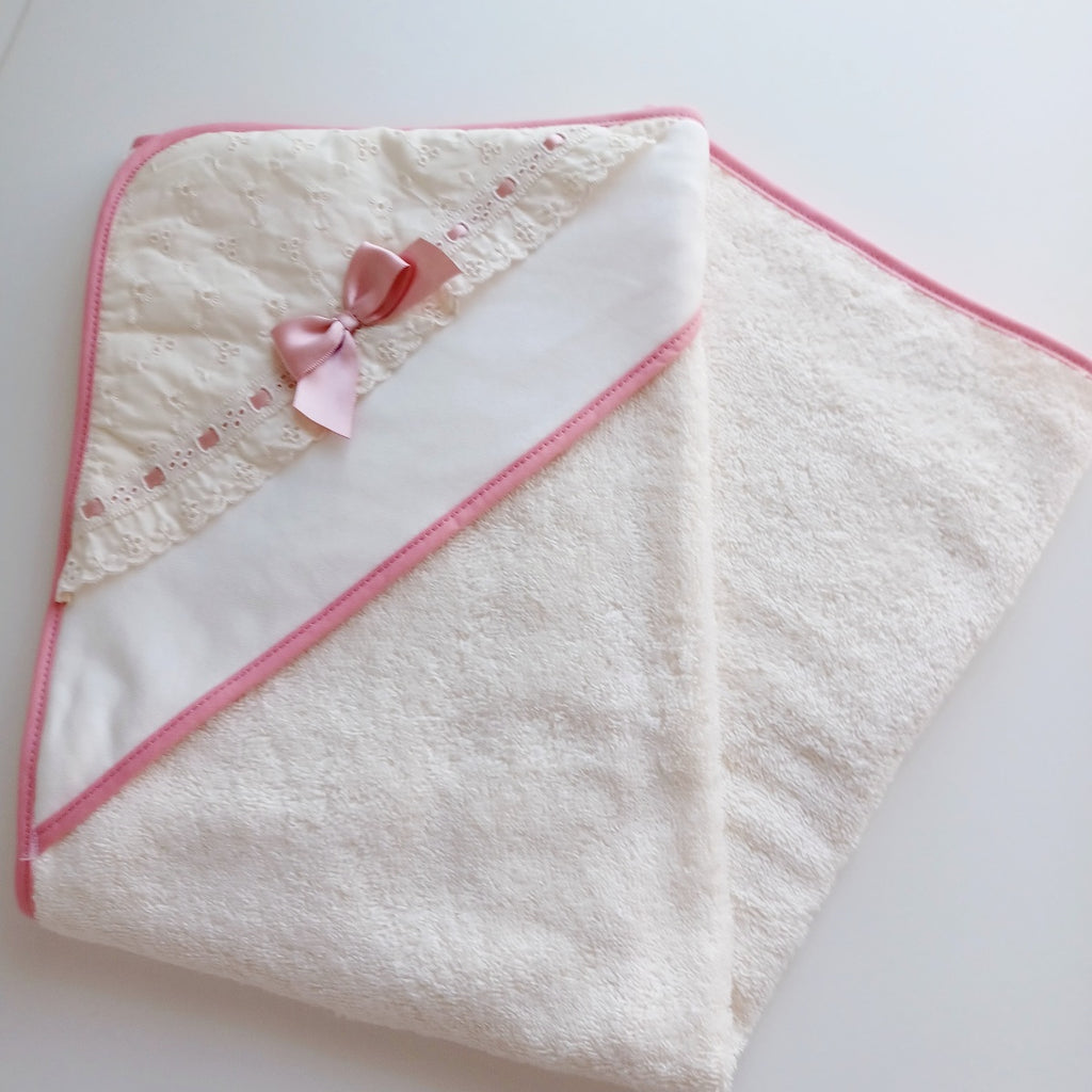 Cape de Bain Personnalisable avec le prénom du bébé. Modèle Emma