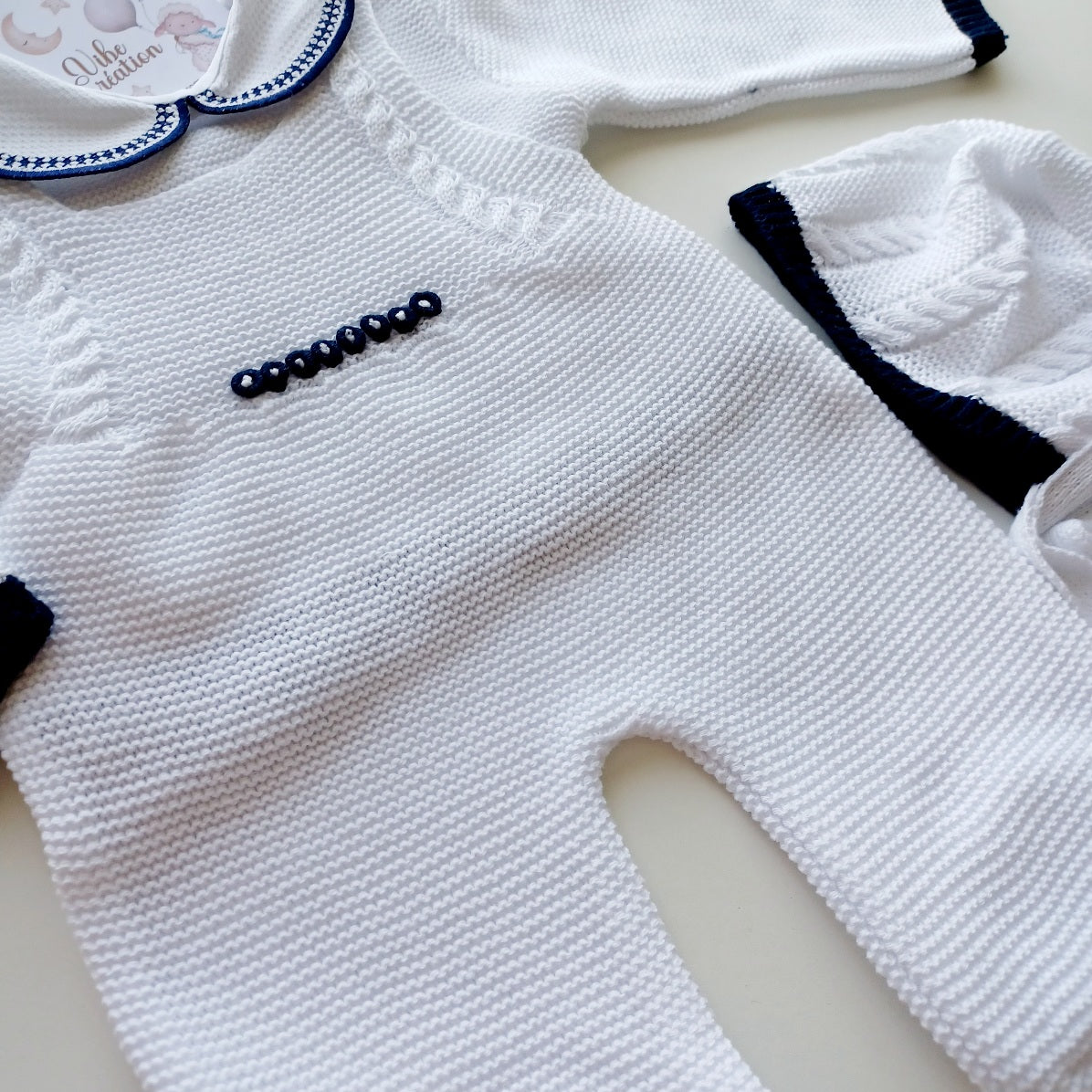 Ensemble Personnalisable salopette longue, pull et bonnet en maille pour bébé. Tony, Blanc-Bleu Marine